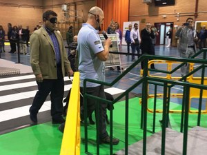 El alcalde de Albacete realiza el recorrido con los ojos tapados, asistido por un perro guía