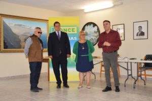 El alcalde y los representantes de la ONCE presentan el estand que se instaló en la capital del Hierro