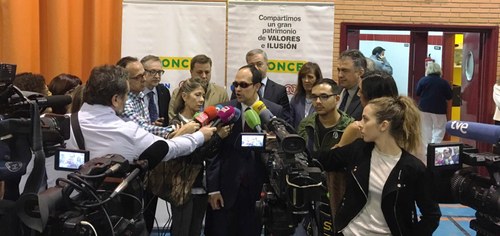 El presidente del Consejo Territorial castellano-manchego, José Martínez, se dirige a los medios en la conmemoración del Día del Bastón Blanco