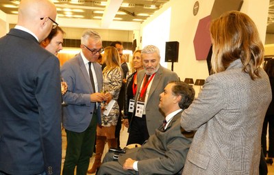 El responsable de Accesibilidad de Fundación ONCE, Jesús Hernández (en silla de ruedas), junto al delegado de ONCE-Catalunya, Xavi Grau (a su derecha) y otros representantes de la muestra