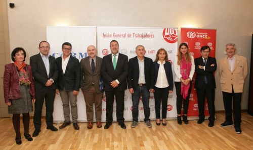 Foto de familia de representantes de UGT y de la ONCE y su Fundación tras la firma del Convenio