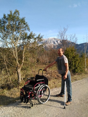 Josan Rodríguez Zamora posa feliz, de pie con sus prótesis y con su bastón de ciego