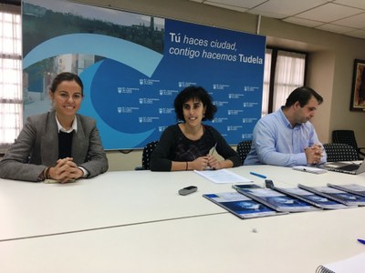 La concejal Marisa Marqués, flanqueada por María Medina y Raúl López
