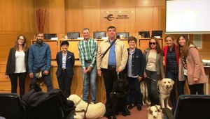 Los responsables de la ONCE en La Rioja y varios usuarios de perros guía, al término de la jornada en la sede de Ibercaja en Logroño