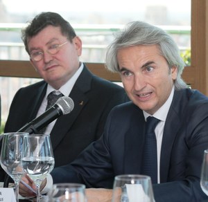 Manuel Broseta (a la derecha) presenta a Ángel Sánchez en el arranque del acto