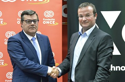 Martínez Donoso (a la izquierda) sella, con un apretón de manos, el acuerdo con Juan Parra