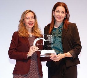 Patricia Sanz (a la izquierda) recoge su galardón en la gala