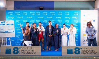 Perales, sentada en su silla de ruedas y junto al resto de contendientes, alza los brazos al confirmarse la victoria de su equipo sobre el de Belmonte 
