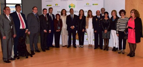 Premiados y autoridades posan en Logroño, tras la entrega de galardones