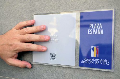 Señalética en braille de la Plaza de España de Don Benito