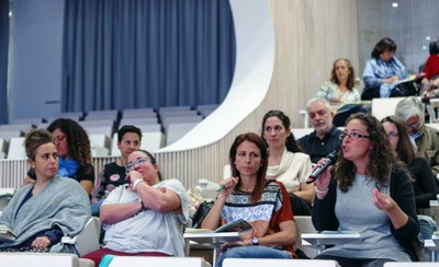 Una de las profesoras asistentes interviene en el debate durante la jornada