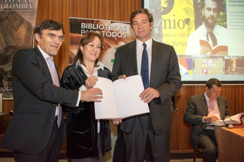 Alberto Durán, Consuelo Gaitán y Diego Nuño muestran un ejemplar en braille donado por la ONCE
