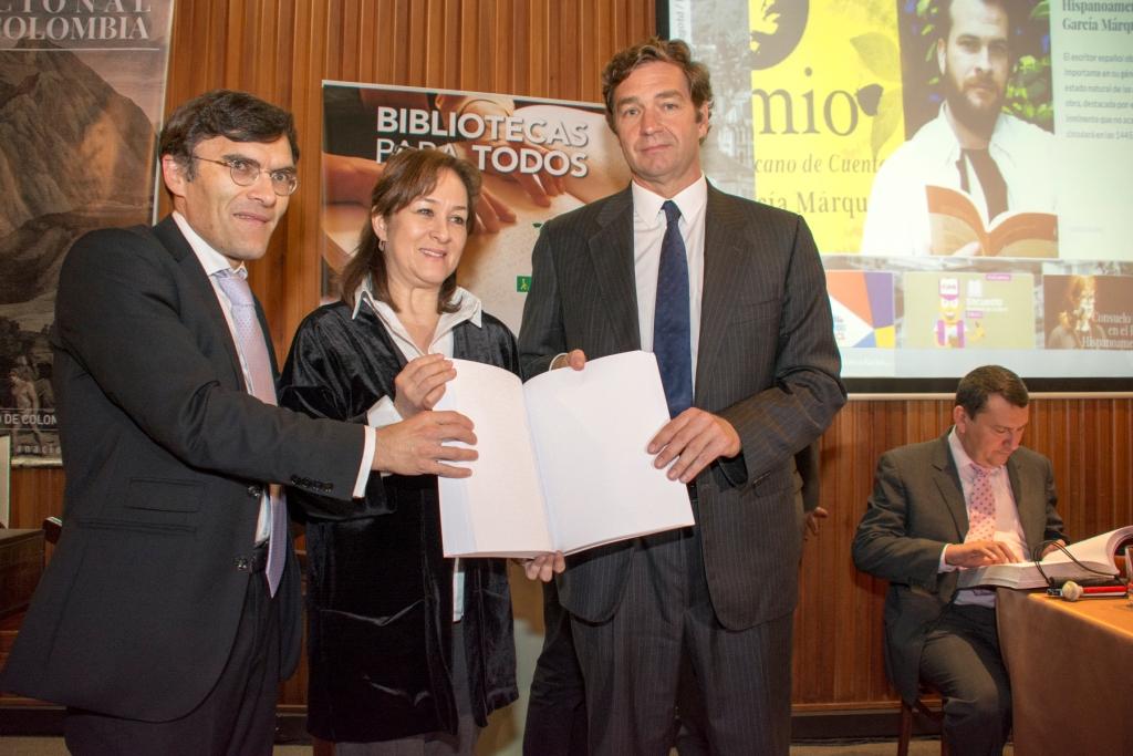 Alberto Durán, Consuelo Gaitán y Diego Nuño muestran un ejemplar en braille donado por la ONCE