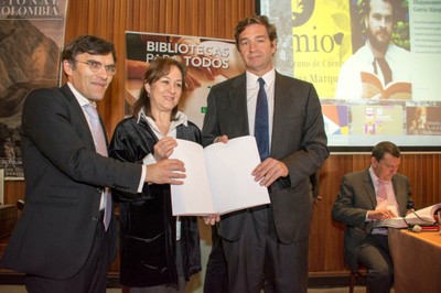 Alberto Durán, Consuelo Gaitán y Diego Nuño muestran un ejemplar en braille donado por la ONCE
