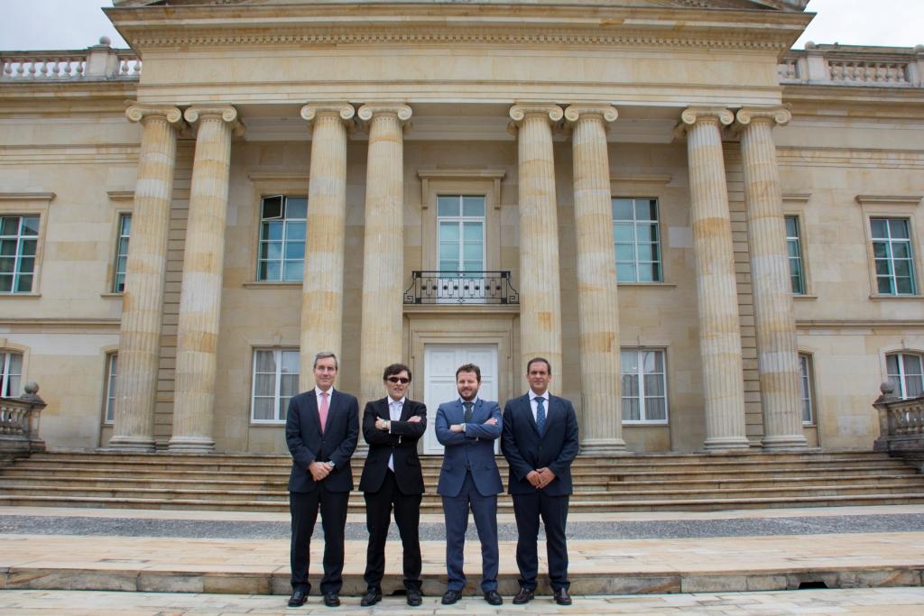 Alejandro Oñoro, Alberto Durán, Javier Güemes, director técnico de RRII de la ONCE, y Alberto Campos, country manager de ILUNION en Colombia, en la puerta del Palacio Presidencial de Colombia