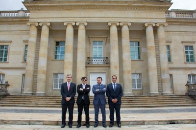 Alejandro Oñoro, Alberto Durán, Javier Güemes, director técnico de RRII de la ONCE, y Alberto Campos, country manager de ILUNION en Colombia, en la puerta del Palacio Presidencial de Colombia Alejandro Oñoro, Alberto Durán, Javier Güemes, director técnico de RRII de la ONCE, y Alberto Campos, country manager de ILUNION en Colombia, en la puerta del Palacio Presidencial de Colombia
