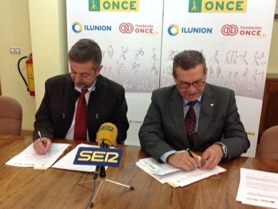 Jesús Lasierra e Ignacio Escanero firmando el acuerdo