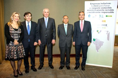 De izd. a dcha.  Mónica Sánchez, directora de PWC Colombia, Alberto Durán, Pablo Gómez de Olea, Gustavo Riveros y Alejandro Oñoro