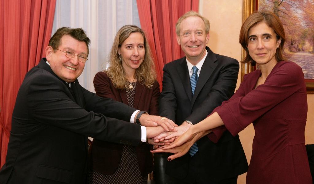 De izquierda a derecha, Ángel Sánchez, Patricia Sanz, Brad Smith y Pilar López unen sus manos tras la firma del convenio