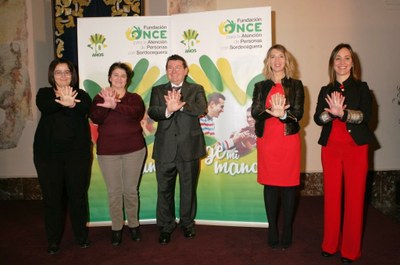 De izquierda a derecha, la mediadora Tamara Busto, Josefina Lavirgen, Ángel Sánchez, la consejera Alicia García y Arancha Casado, al final del acto