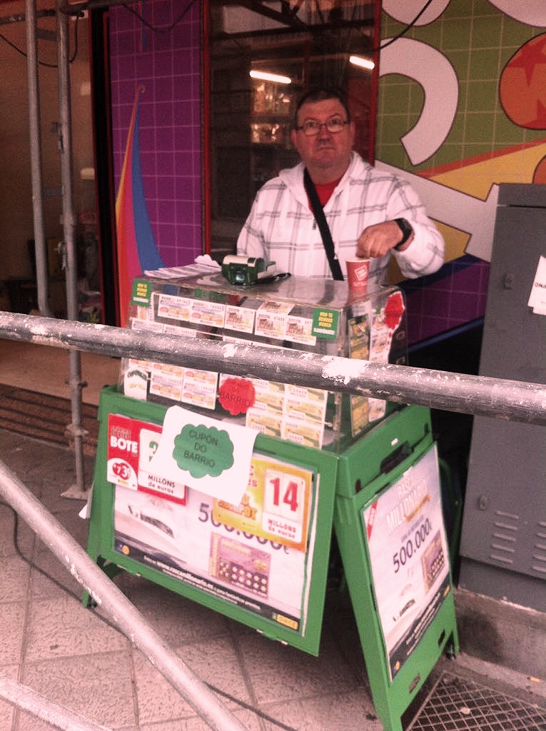 El vendedor Emilio Romero, en su puesto de venta en Ourense