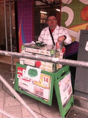 El vendedor Emilio Romero, en su puesto de venta en Ourense