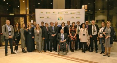 Foto de familia de autoridades y premiados en Oviedo