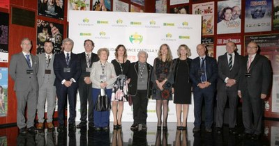 Foto de familia de autoridades y premiados en Valladolid