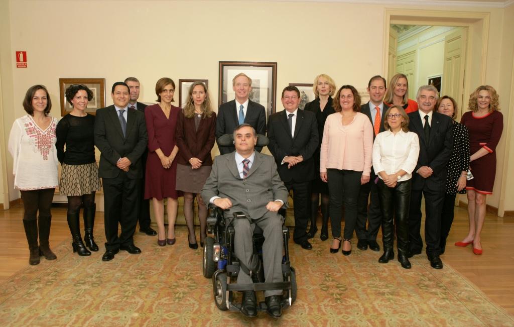 Foto de familia de los participantes en el encuentro en representación de ONCE, su Fundación y Microsoft