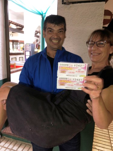 Jorge Palmero con una afortunada del Cuponazo 