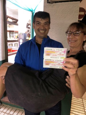 Jorge Palmero con una afortunada del Cuponazo 