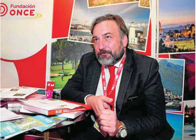 José Luis Borau, en el estand de Fundación ONCE en el certamen londinense