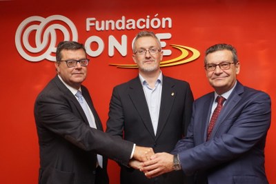 José Luis Martínez Donoso, Juan Manuel Ramón Ipas e Ignacio Escanero tras la firma del convenio