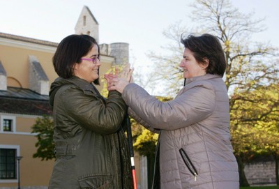 La sordociega Josefina Lavirgen (derecha) conversa, a través de sus manos, con su mediadora Tamara Busto