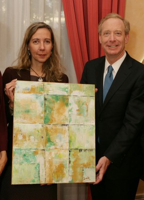 La vicepresidenta Patricia Sanz hace entrega a Brad Smith, a modo de obsequio,  de un cuadro pintado por un artista afiliado a la ONCE