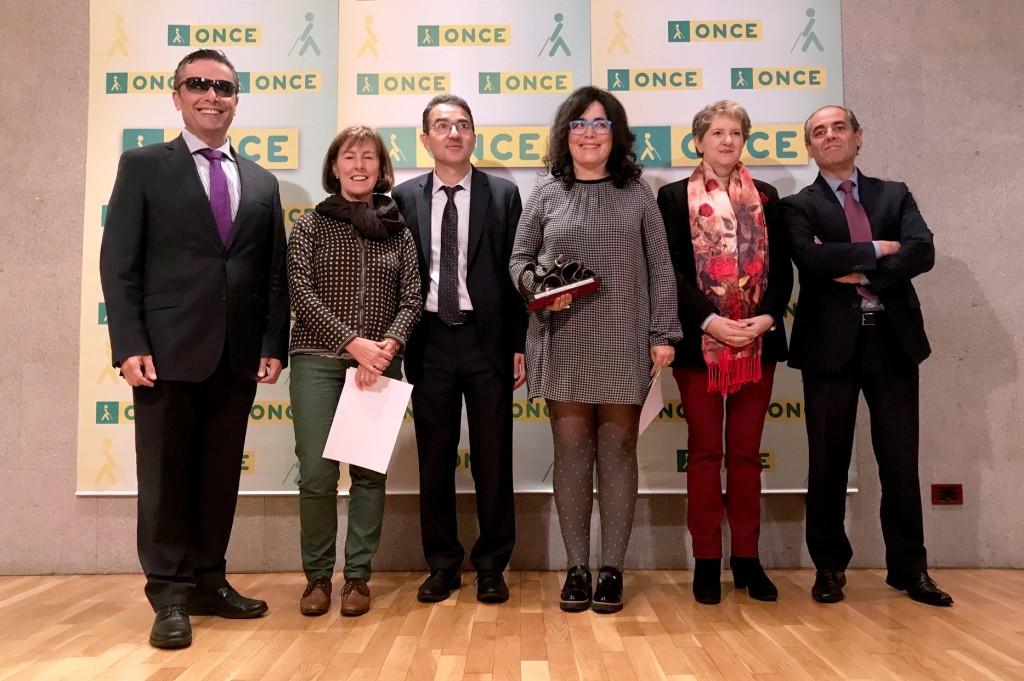 Las galardonadas Rosa Pérez y Sara Rivas (segunda y cuarta por la izquierda, respectivamente), junto a los responsables de la ONCE