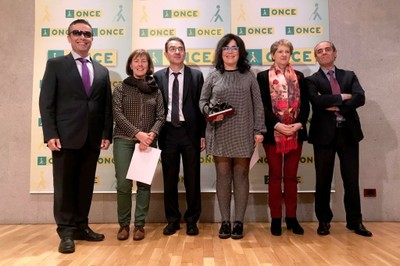 Las galardonadas Rosa Pérez y Sara Rivas (segunda y cuarta por la izquierda, respectivamente), junto a los responsables de la ONCE