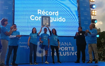 Las presentadoras del acto anuncian la consecución del nuevo récord