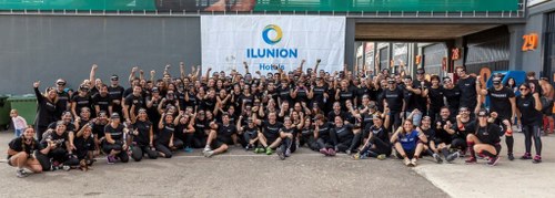 Los 130 trabajadores de ILUNION Hotels participantes en la carrera valenciana