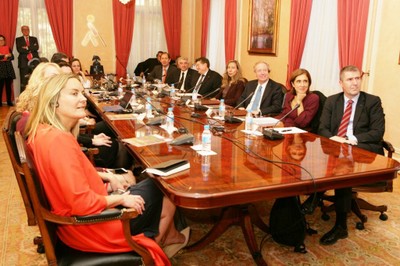 Mesa de reunión de las delegaciones de las tres entidades en la Sala de Plenos del Consejo General de la ONCE en Madrid