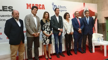 Miguel Sagarra (a la izquierda), junto a los representantes de las empresas patrocinadoras