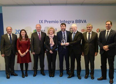 Rosa Eva Díaz, vicepresidenta del Gobierno de Cantabria; Alejandro Fernández, consejero delegado de Business &amp; Facility Grupo ILUNION; y Alfredo Gordóvil, director gerente de Columbia Cintas de Impresión, en los puestos cuarto, quinto y sexto desde la izq