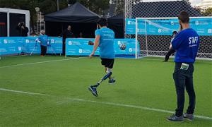 Uno de los participantes lanzando su penalti en la madrileña Plaza de Colón