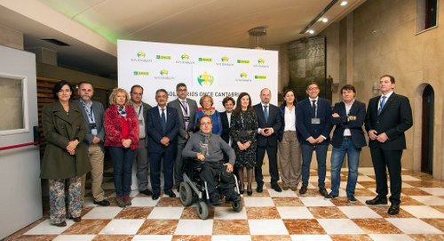 Foto de familia de premiados y autoridades en Cantabria