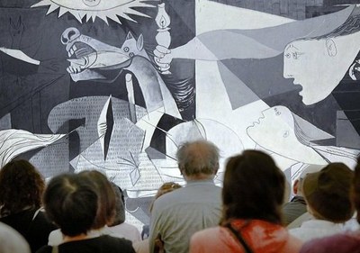 Visitantes ante el Guernica