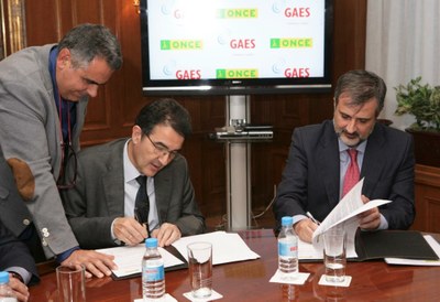 Andrés Ramos (a la izquierda) y Antonio Gassó proceden a rubricar el acuerdo