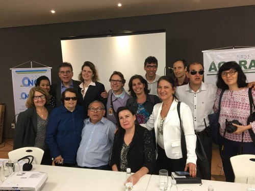 Chus Varela (en el centro de la imagen) junto a representantes de las organizaciones de personas ciegas promotoras del Ágora