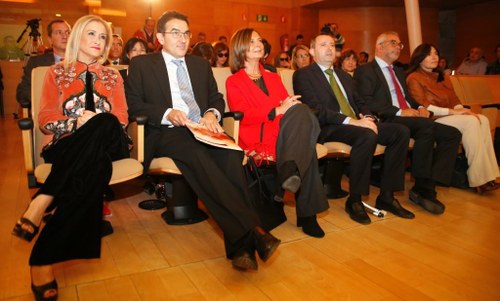Cifuentes, a la izquierda, junto a Andrés Ramos y otras autoridades durante el acto de FOAPS en Madrid