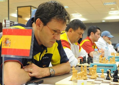 El campeón Manuel Palacios, disputando una partida en una de sus participaciones con el equipo nacional de España