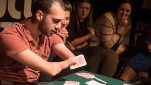 El mago canadiense realizando un truco de cartas